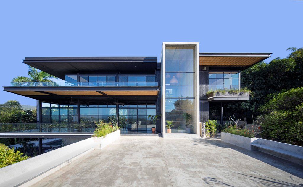 Lemn de tec ars şi perspective spectaculoase asupra Oceanului Pacific. Casa Tres Amores, Nosara, Costa Rica by Studio Saxe