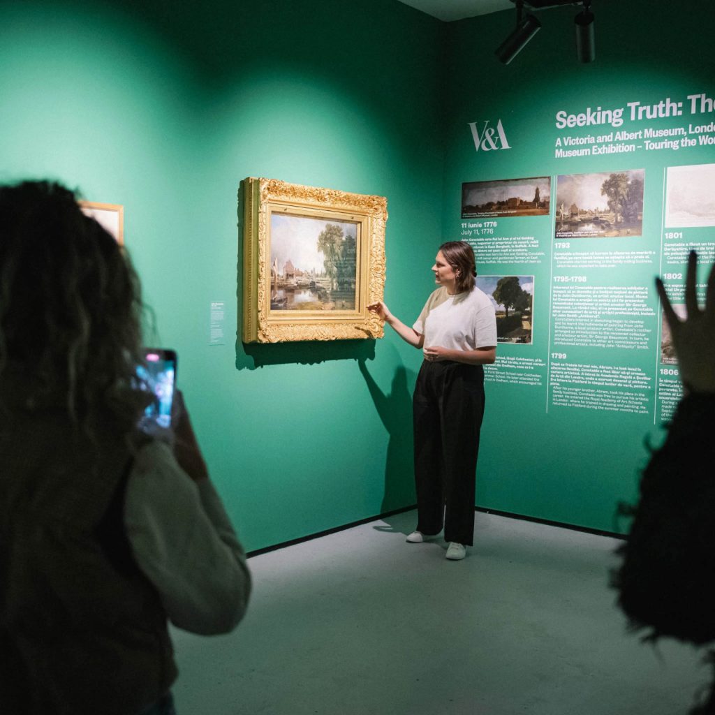 Art Safari încheie 2022 și continuă în 2023 parteneriatul istoric cu marele muzeu londonez Victoria and Albert
