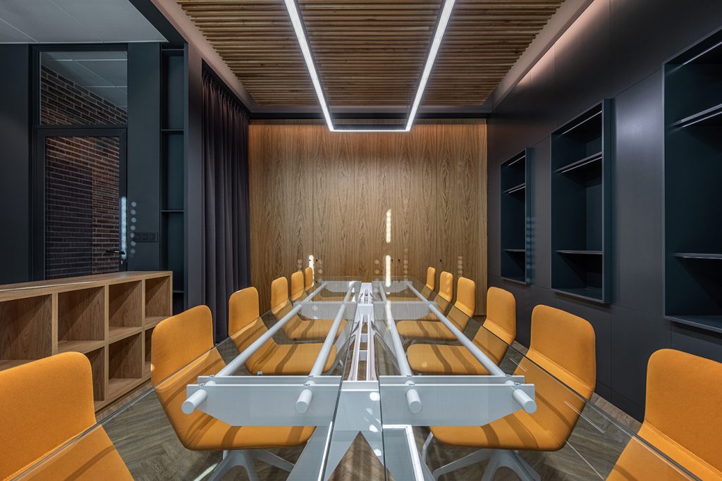 Scenografie într-un mic spațiu de birouri. Byronic Logistic, Băicoi