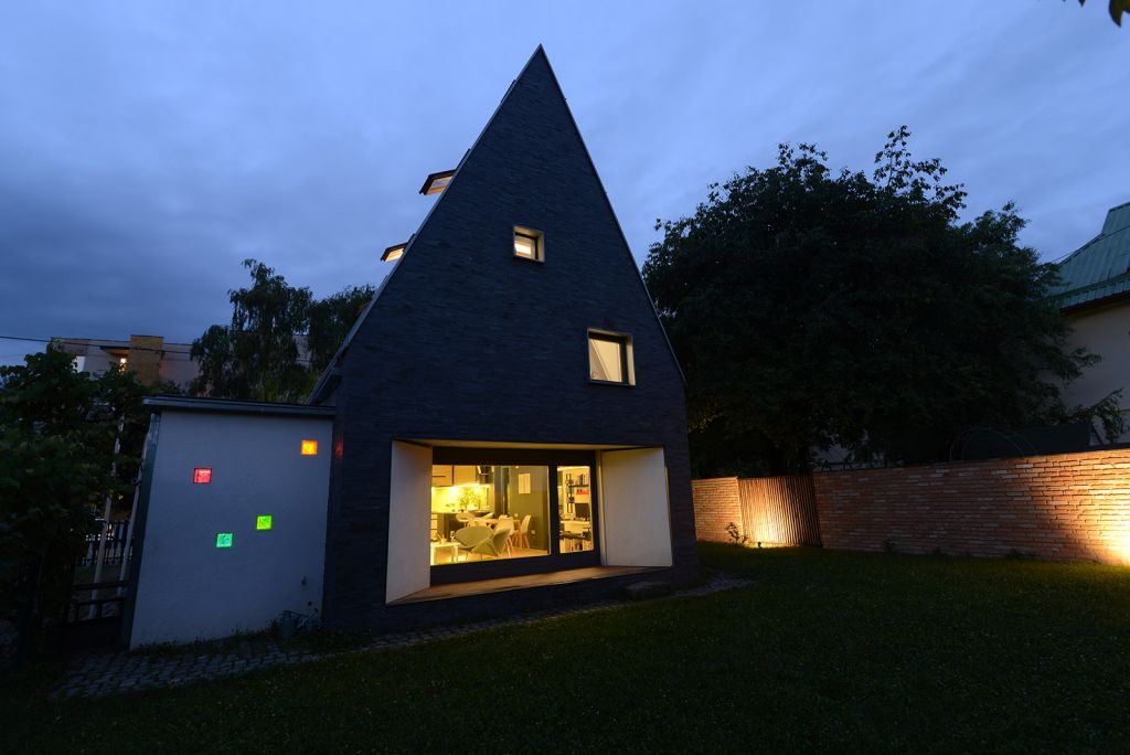 Influenţe vernaculare în forme noi. Casa M35 by 4ZET Architects