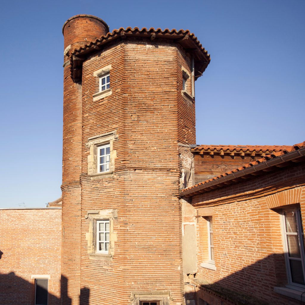Vacanță într-un turn gotic din Toulouse