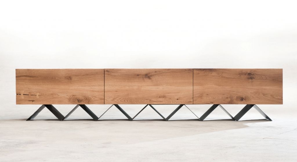 Natural şi industrial îmbinate într-o piesă cu personalitate. Comoda ZIG ZAG by Atelier Ciprian Manda
