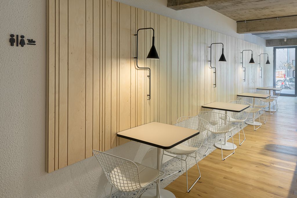 Baristro – cafeneaua cu cea mai lungă masă din Parcul Carol by OBLIC STUDIO