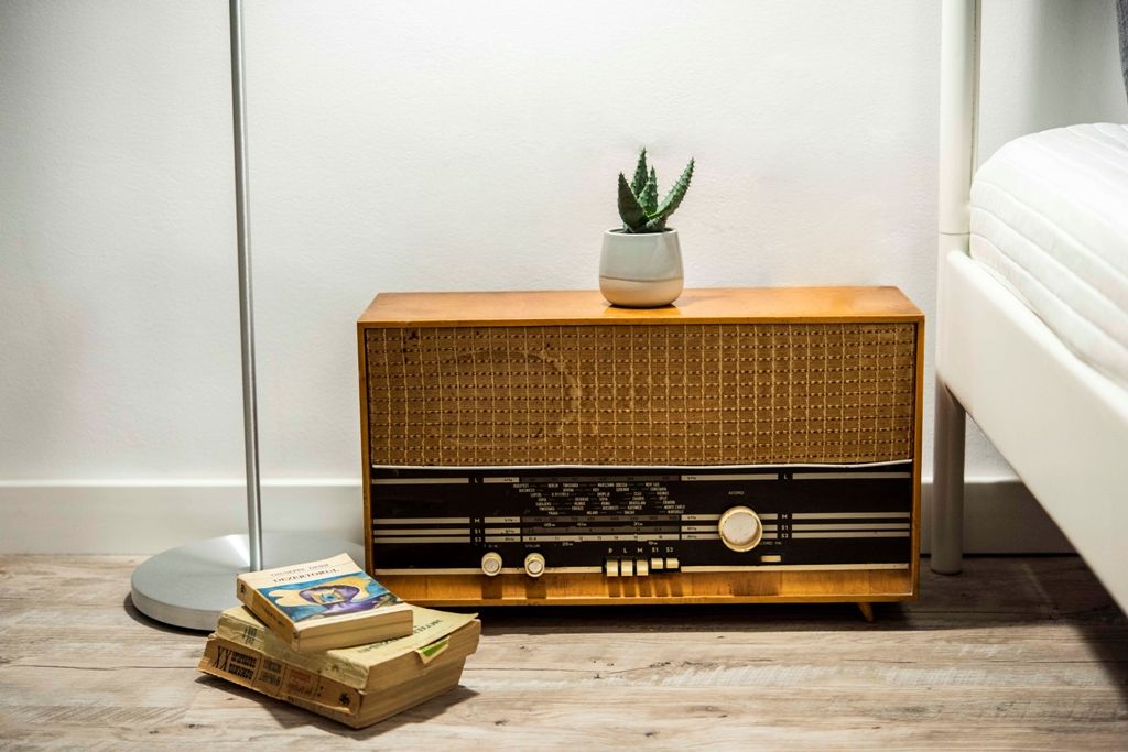 Stil industrial low buget într-un spaţiu redus. Apartament Militari by Diez Office