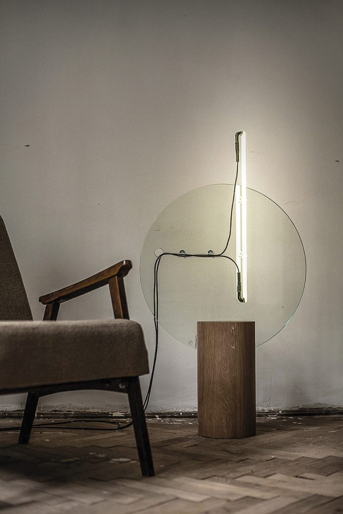 Lumina, un colaj de emoții în obiectele create de Radu Abraham