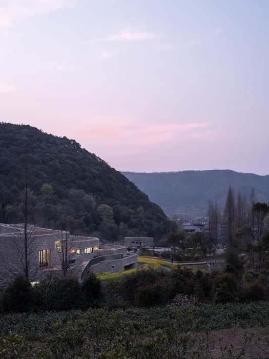 poza_text_3_16 Mountain foot at dusk © ZYStudio