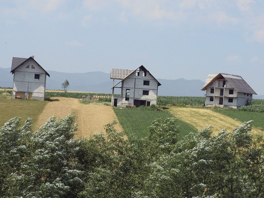 Dosar #210: Satul ca butaforie și fețele modernității rurale