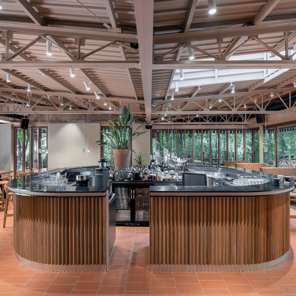 Un însorit HARE în verdele Herăstrău