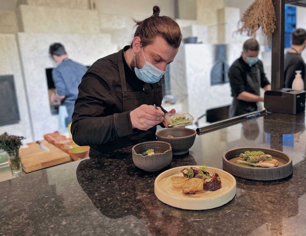 Soro lume se coace gustos într-o bucătărie la foc deschis
