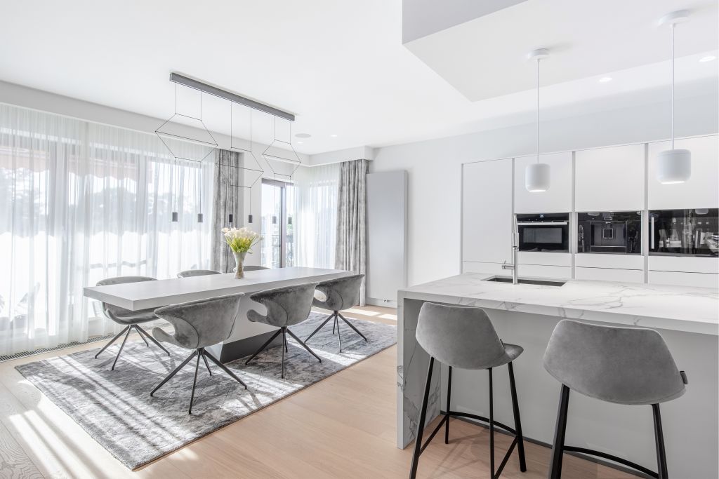 Tonuri bogate de gri într-o amenajare unde lumina este actorul principal