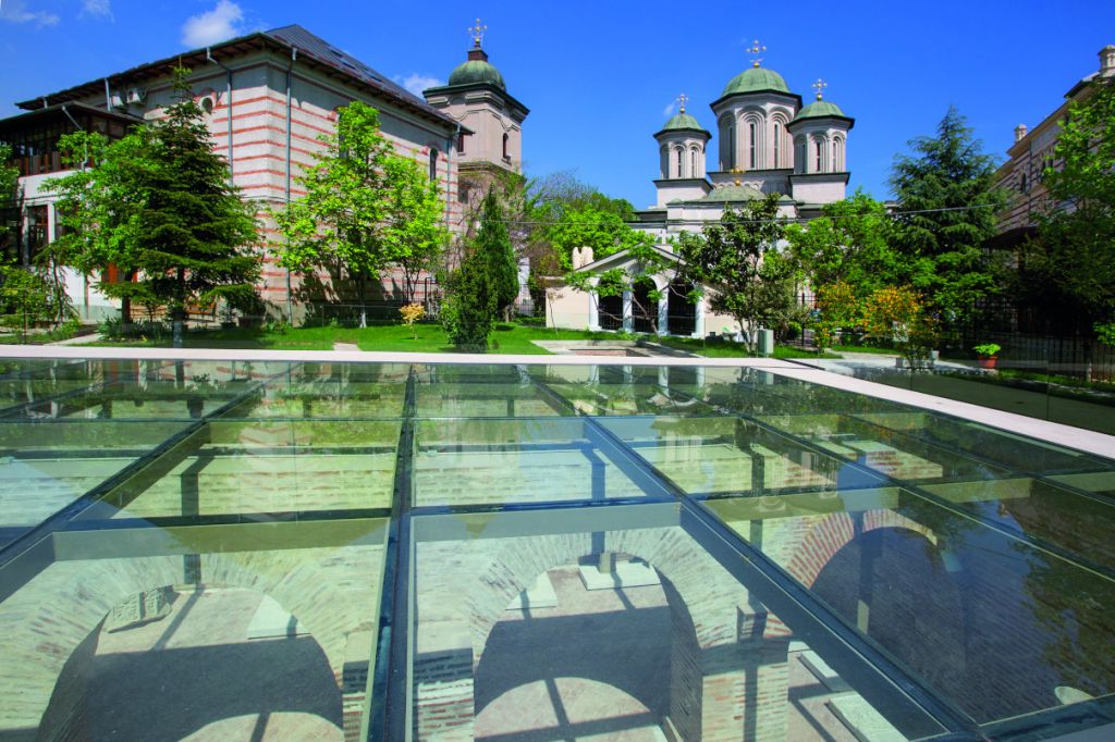 Beciul cu luminator total. Mănăstirea Radu Vodă, Bucureşti