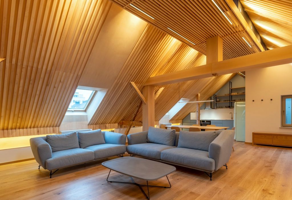 Influenţe Art Deco reinterpretate în lemn pentru o mansardă scenografică