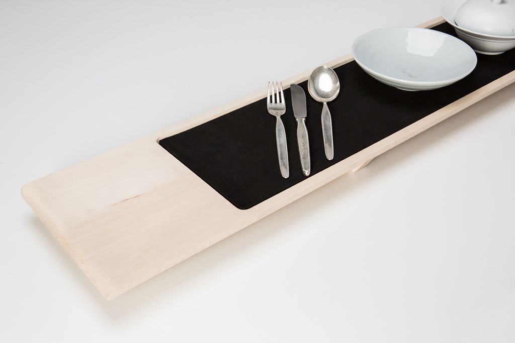 Un birou de design din Austria a creat o tavă ce respectă distanţa socială