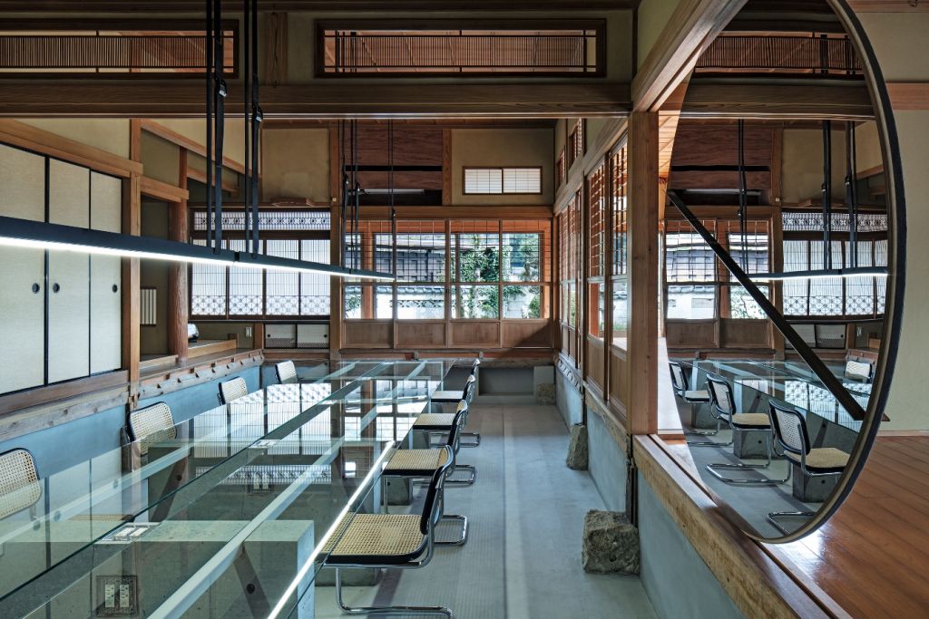 Tradiţie şi modernitate în perfectă armonie într-un birou adaptat erei Covid-19. Maruhiro Office „Ouchi”, Hasami, Nagasaki, Japonia