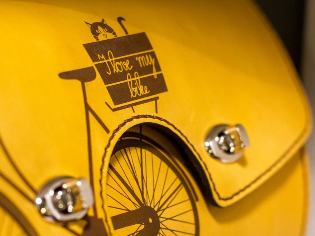 Cu bicicleta prin oraş / Accesorii din piele