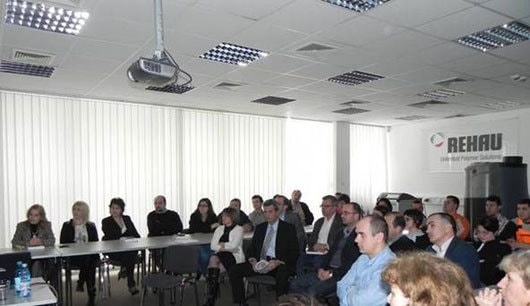 REHAU oferă cursuri de specializare gratuite