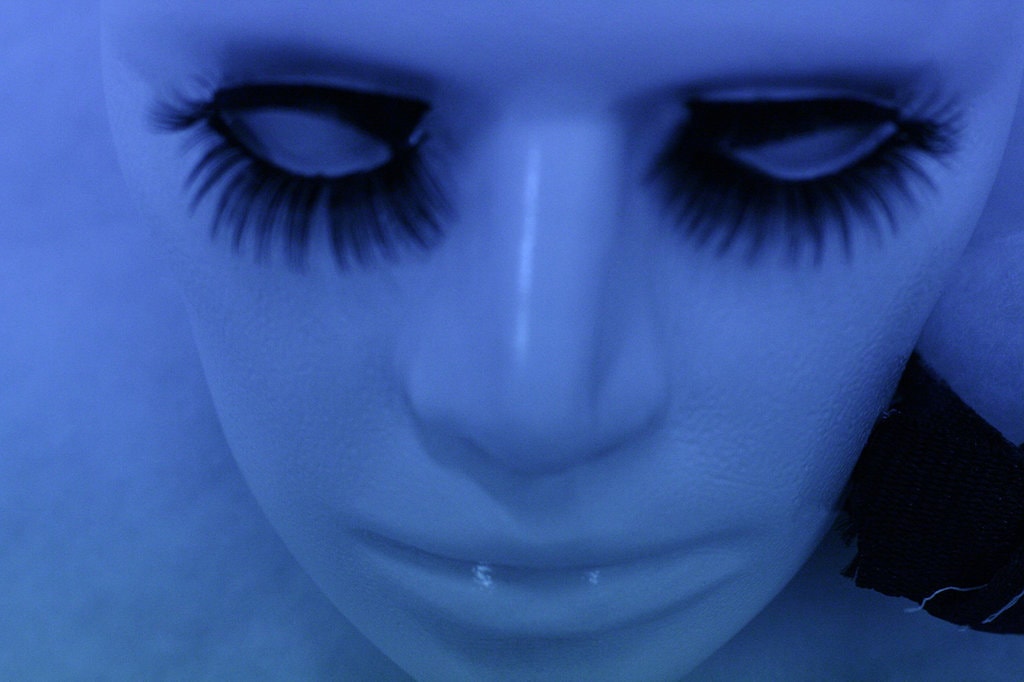 Iubitafizica – poezia supranaturalului decodată de păpuşi în mărime naturală