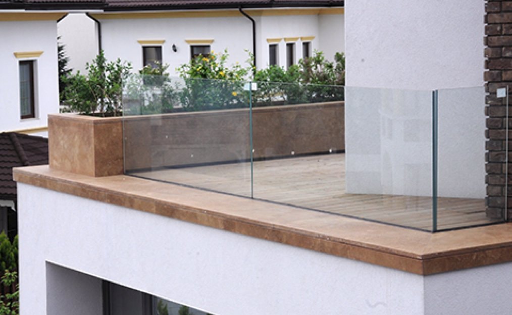 Terase și balcoane elegante amenajate cu travertin. Testează pe www.hailacasa.ro!