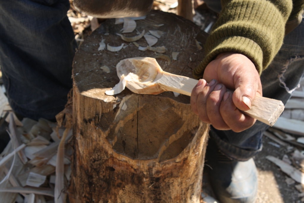 Meșterii din Spanțov participă cu o instalație din linguri de lemn la Street Delivery