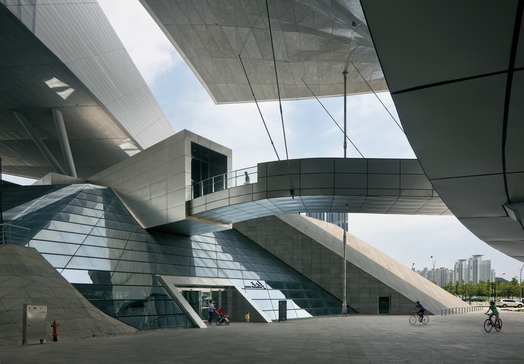 Wolf D. Prix. Cele şapte vieţi ale unui arhitect