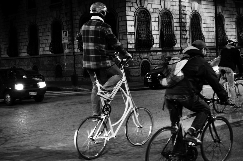 A fi sau a nu fi Masă Critică