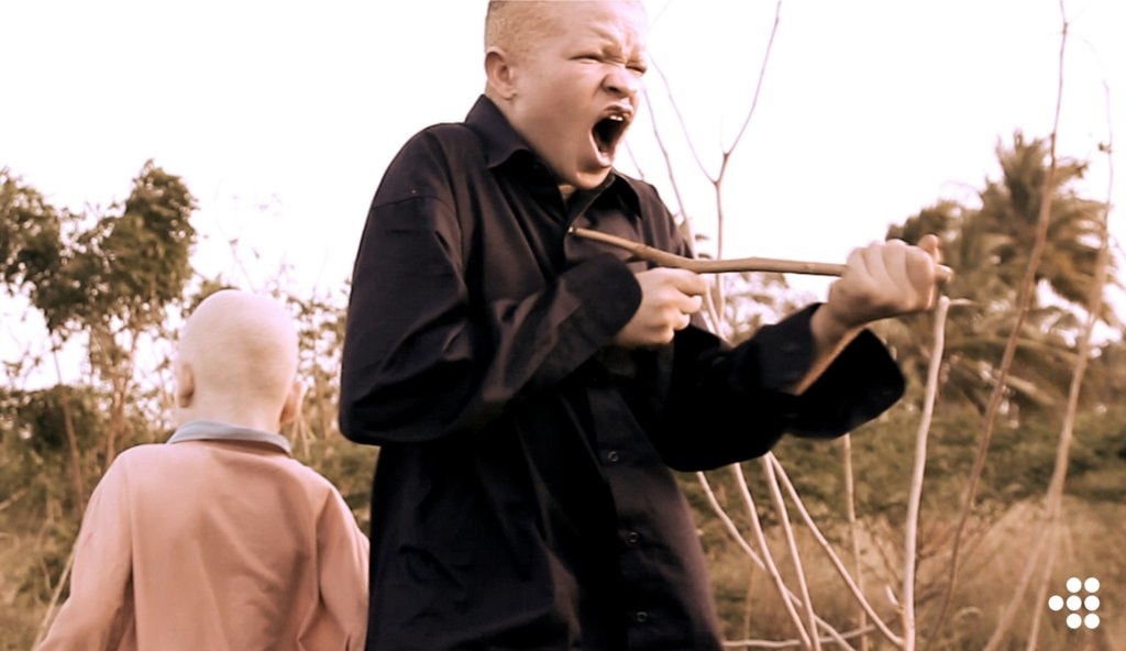 Filmul lui Noah Deshe, White Shadow, va fi disponibil online pe MUBI timp de 30 de zile