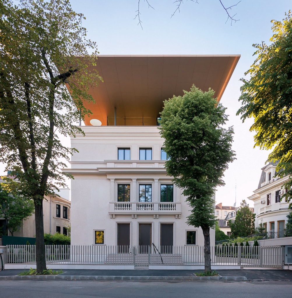 Cantilevered abstract product