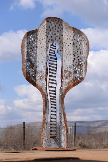 Sculptorul Liviu Mocan expune „Scara lumii“ la Muzeul de Artă Cluj-Napoca