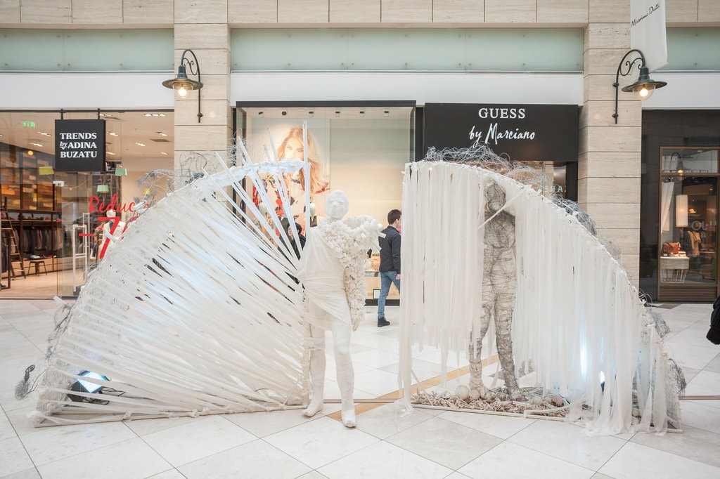 Expoziție unică de artă cu obiecte artistice din becuri și neoane reciclate