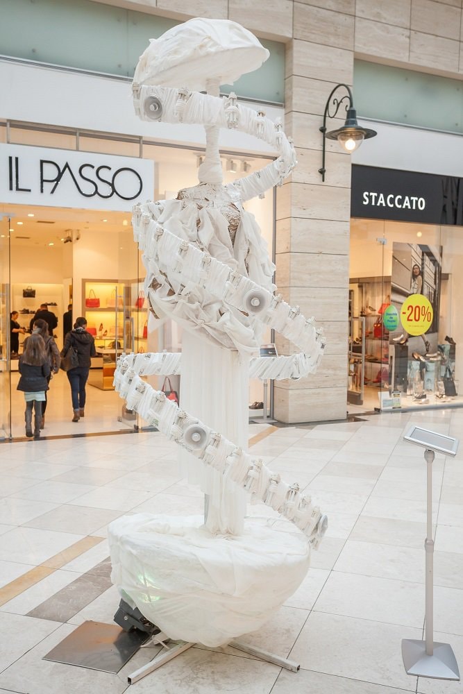 Expoziție unică de artă cu obiecte artistice din becuri și neoane reciclate