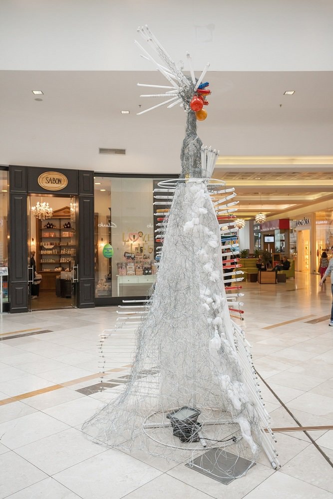 Expoziție unică de artă cu obiecte artistice din becuri și neoane reciclate