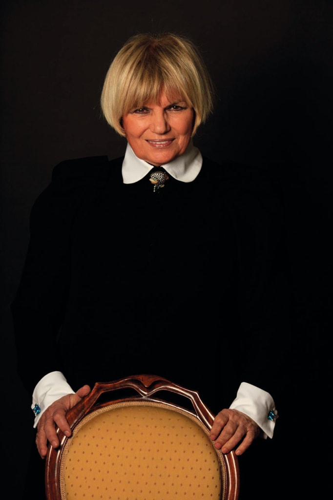 O retrospectivă de scenografie marca Doina Levintza