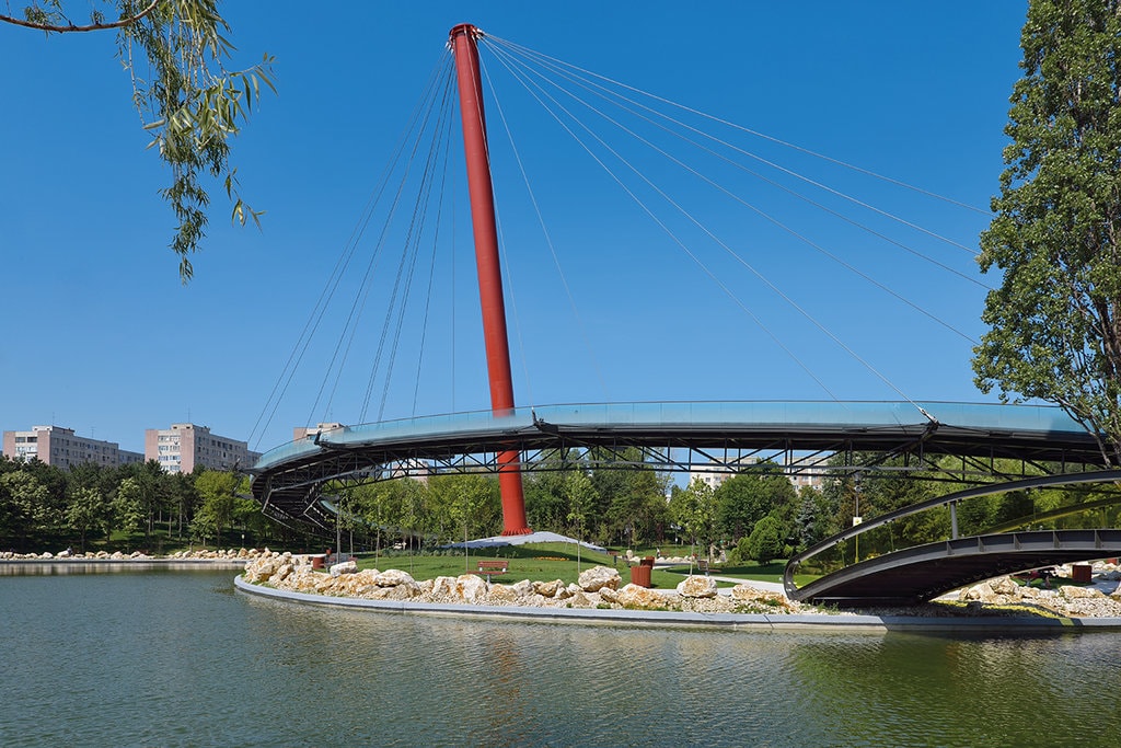 Pasarelă de sticlă peste parcul Moghioroș