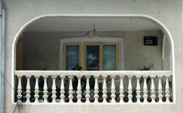 marcaK. Baluştrii la casa românului şi cravata la bermude