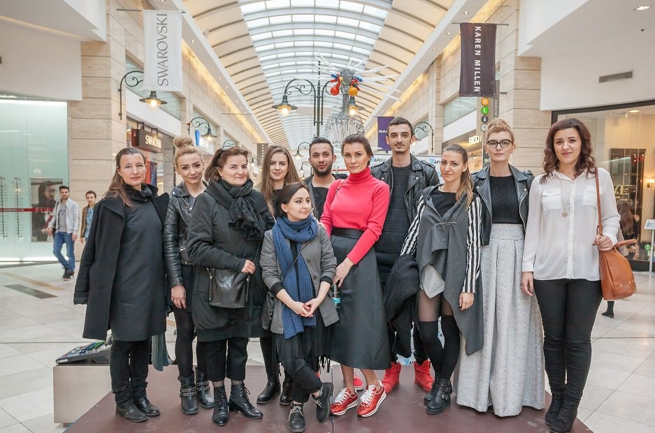 Expoziție unică de artă cu obiecte artistice din becuri și neoane reciclate