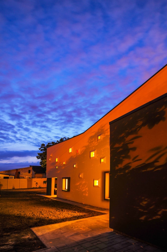 Casa cu lumini colorate