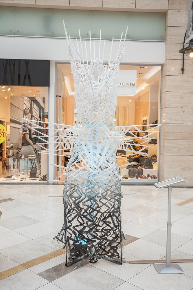 Expoziție unică de artă cu obiecte artistice din becuri și neoane reciclate