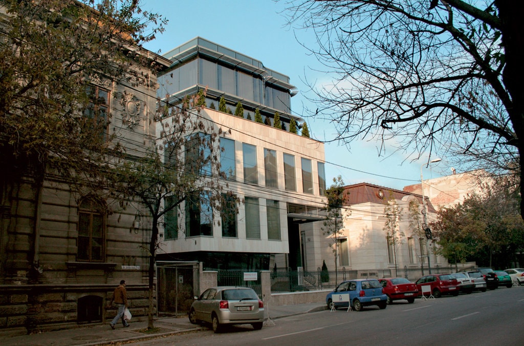 Între vechi şi nou