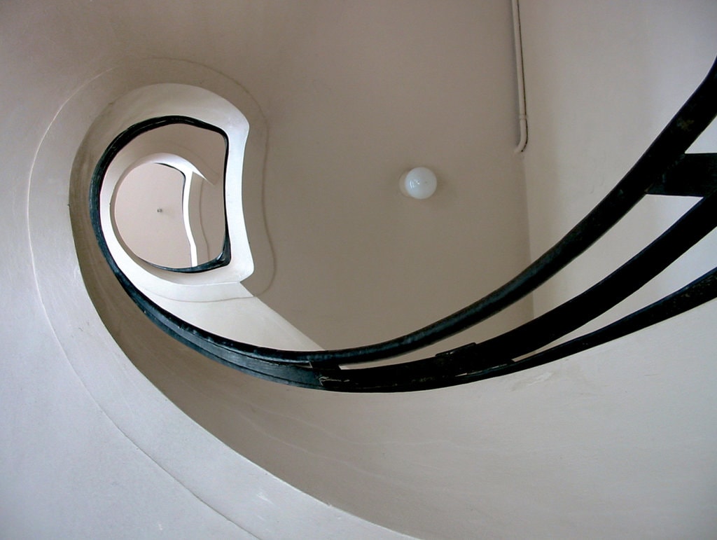 În jurul scării…