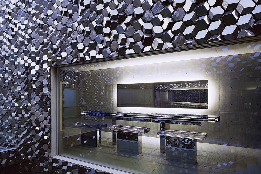 6 fragmente. Tokujin Yoshioka