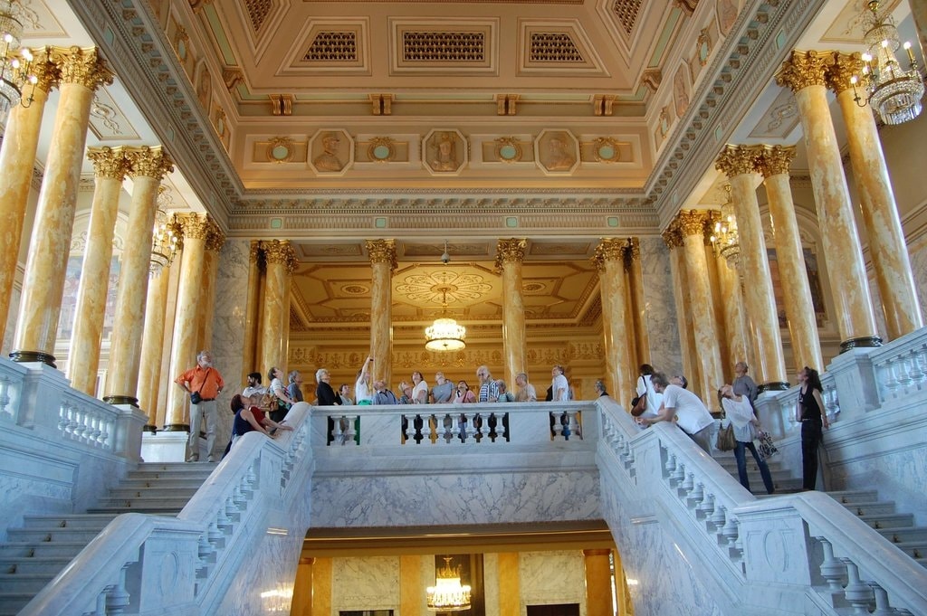 Vizite ghidate în corpul central al Palatului Regal