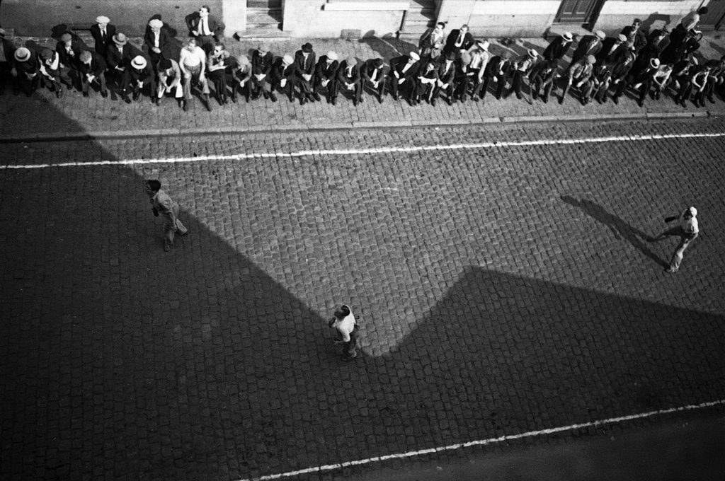 O lume în alb şi negru. Programe pentru familii în expoziţia de fotografie