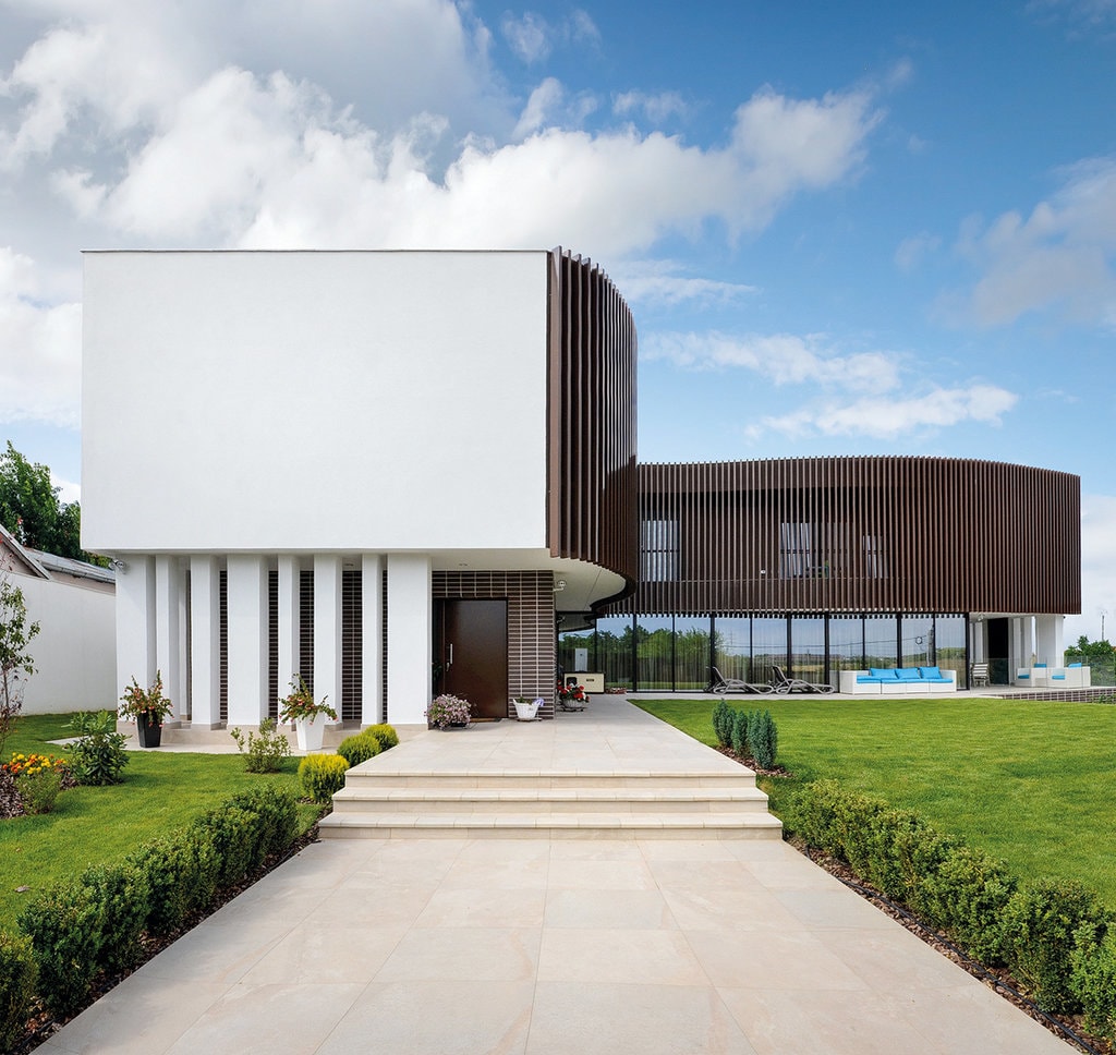 Casă cu forme curbe și design contemporan lângă București