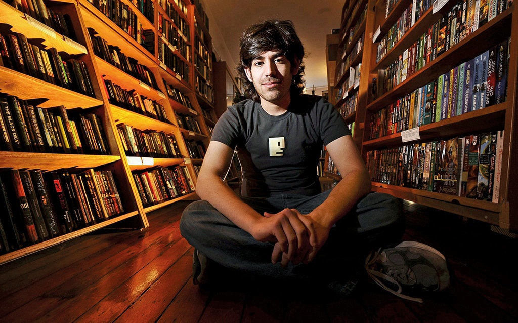 Revoluţia sub covor şi cheile sub preş! Cine ameninţă arhitectura Internetului?