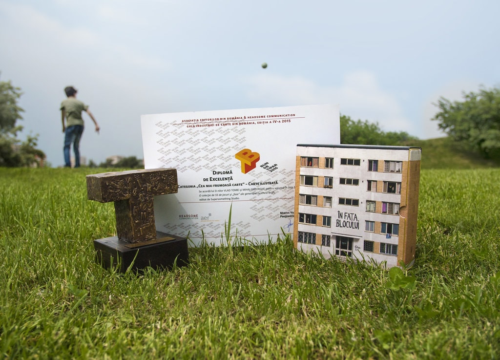 În Fața Blocului primește premiul pentru Cea Mai Frumoasă Carte a anului.