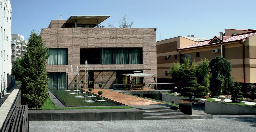 Între  pietre şi lumini