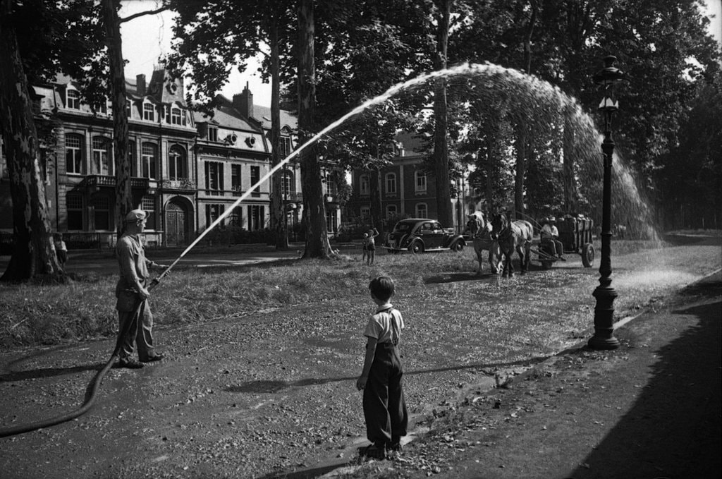 O lume în alb şi negru. Programe pentru familii în expoziţia de fotografie