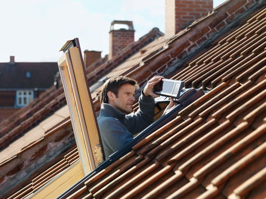 Velux lansează fereastra de mansardă cu motor solar