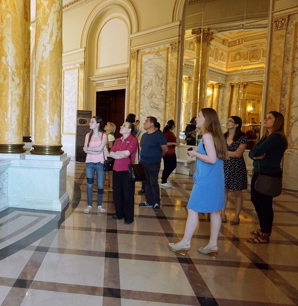 Vizite ghidate în spaţiile istorice din corpul central al Palatului Regal