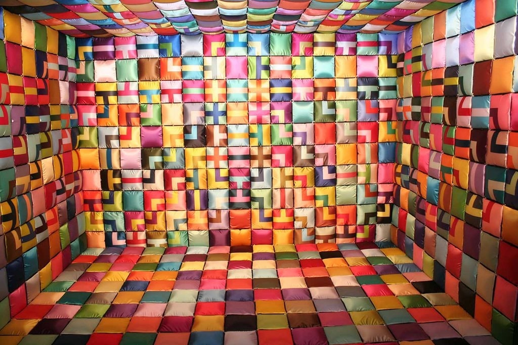 SenzArt – prima expoziţie din România dedicată persoanelor cu deficienţe senzoriale